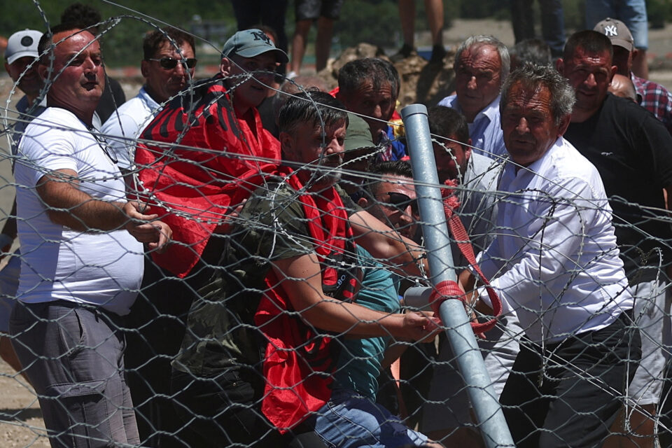 Αλβανία: Νέες κινητοποιήσεις για τα σχέδια Κούσνερ – Διαδηλωτές γκρέμισαν φράχτες εργοταξίων-1