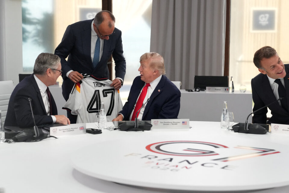 Το παρασκήνιο της G7: Αβολες χειραψίες, ποδόσφαιρο και μουσικό χαλί… για κάθε ηγέτη-1