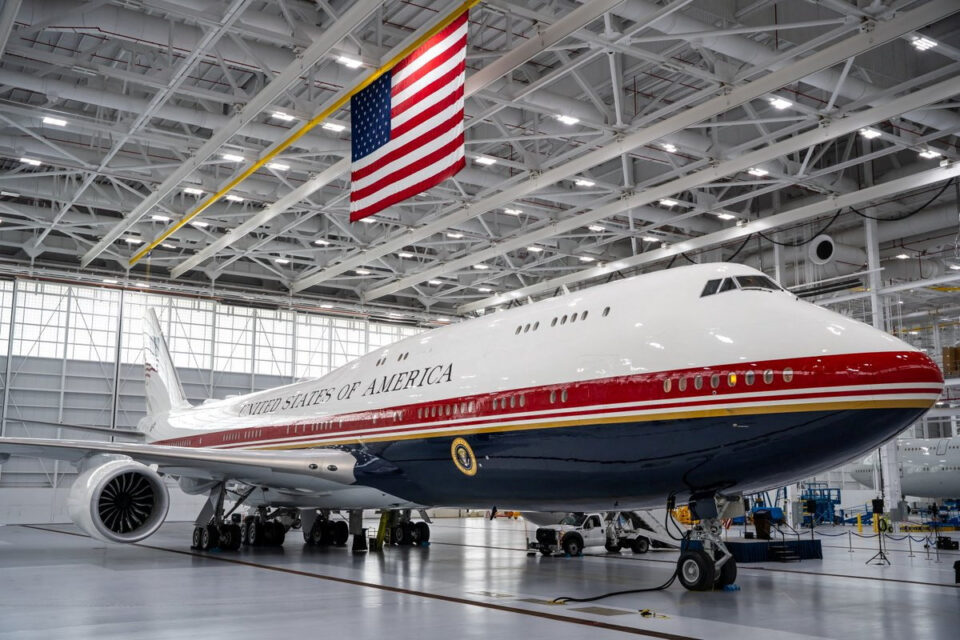 O Τραμπ παρουσίασε το νέο Air Force One – Δώρο αξίας 400 εκατ. από το Κατάρ-1