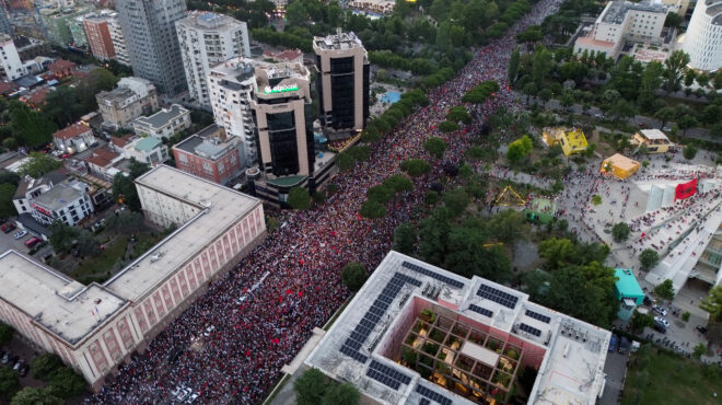 αλβανία-μαζική-διαδήλωση-έξω-από-το-γρ-564298426