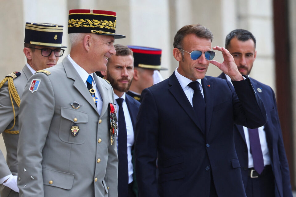 Ξανά με τα γυαλιά ηλίου Top Gun που έγιναν viral ο Μακρόν-1