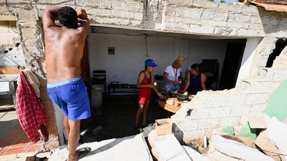 Βενεζουέλα: «Οσμή θανάτου» πάνω από τα συντρίμμια – Μάχη στα νοσοκομεία-3
