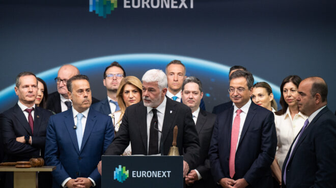 ο-πρόεδρος-και-διευθύνων-σύμβουλος-τη-564309211