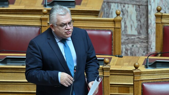 πέταξαν-τρικάκια-στο-σπίτι-του-υφυπου-564267778