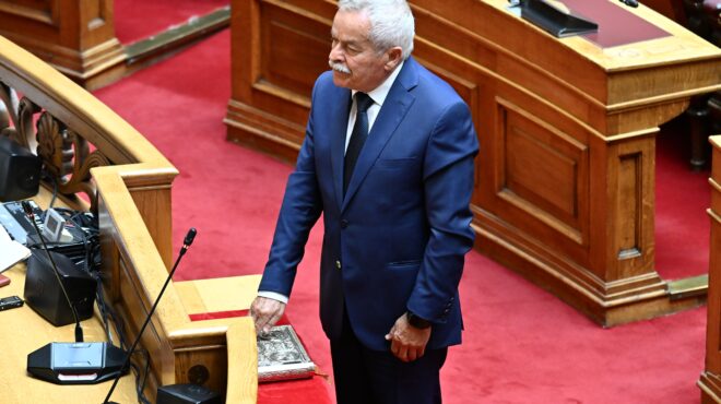 βουλή-ορκίστηκε-βουλευτής-ο-κωνσταντ-564266908