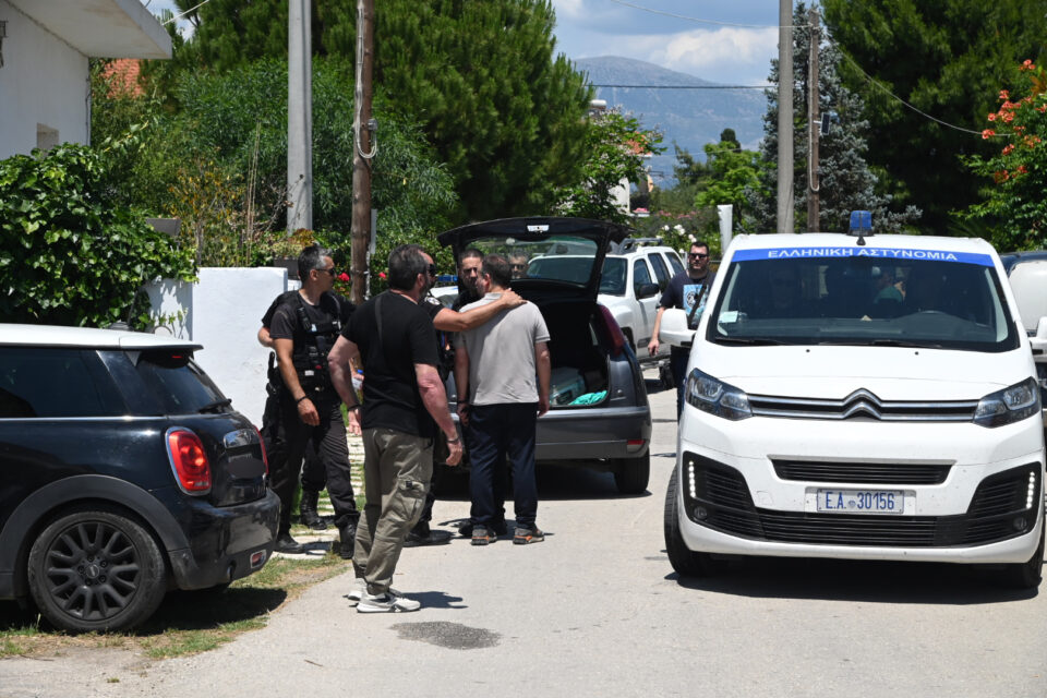 Θρίλερ στην Αιγιάλεια: Τραύμα από όπλο στο κεφάλι φέρει ο 26χρονος-1
