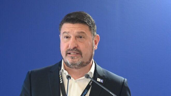 αγνωστοι-έγραψαν-συνθήματα-έξω-από-το-564301588