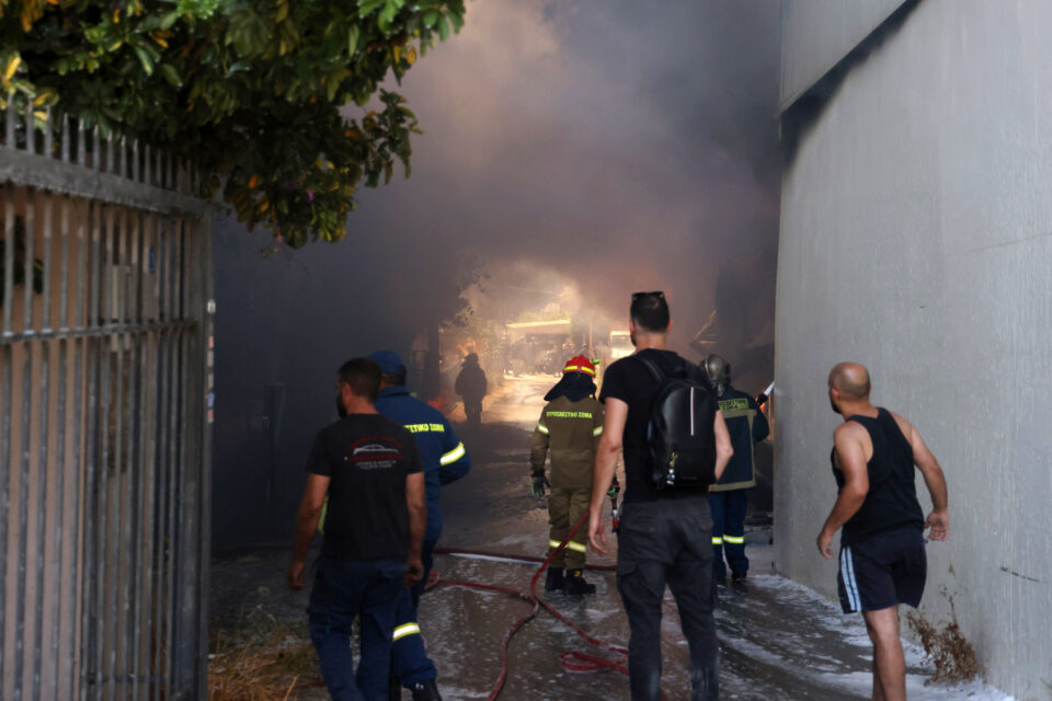 Σε εξέλιξη η πυρκαγιά στο Ηράκλειο: Στις φλόγες σπίτια και επιχειρήσεις-1