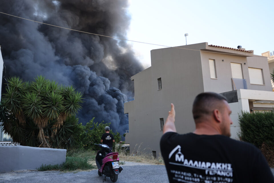 Σε εξέλιξη η πυρκαγιά στο Ηράκλειο: Στις φλόγες σπίτια και επιχειρήσεις-4