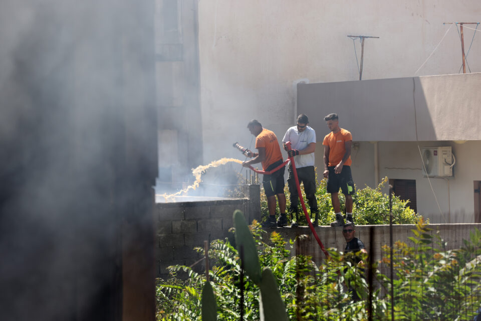 Σε εξέλιξη η πυρκαγιά στο Ηράκλειο: Στις φλόγες σπίτια και επιχειρήσεις-3