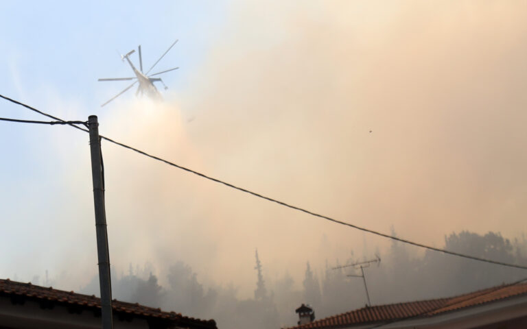 μάχη-με-τις-φλόγες-σε-ωραιόκαστρο-και-κ-564316681