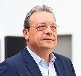 Εντός και Εκτός: Η περιστρεφόμενη πόρτα της Κουμουνδούρου-1