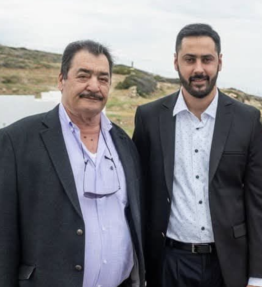 Οι Μικρές Κυκλάδες αποχαιρέτισαν τον Γιάννη Σκοπελίτη με λαούτα και βιολιά-2