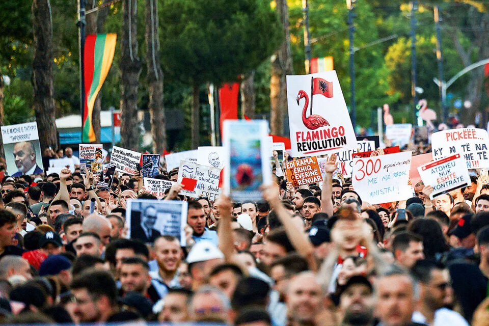 Σιγοβράζει η λαϊκή δυσαρέσκεια στην Αλβανία-1