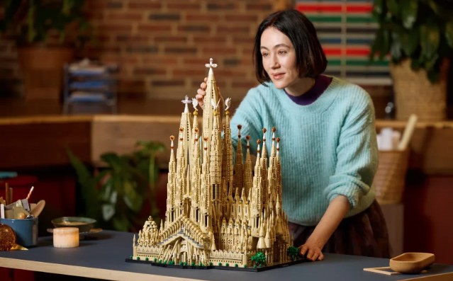 Η Σαγράδα Φαμίλια σε Lego εκδοχή: Βιτρό παράθυρα και πάνω από 12.000 κομμάτια-2