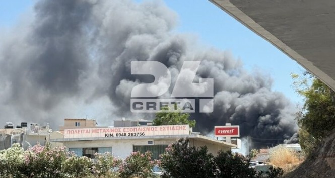 Φωτιά σε αποθήκη ξυλείας στο Ηράκλειο – Μεγάλη κινητοποίηση της Πυροσβεστικής, ήχησε το 112 για τους καπνούς-1