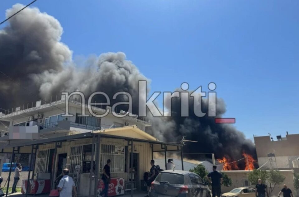 Φωτιά σε αποθήκη ξυλείας στο Ηράκλειο – Μεγάλη κινητοποίηση της Πυροσβεστικής, ήχησε το 112 για τους καπνούς-3