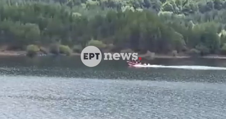 Εικόνες από την επιχείρηση ανέλκυσης του πυροσβεστικού ελικοπτέρου-1