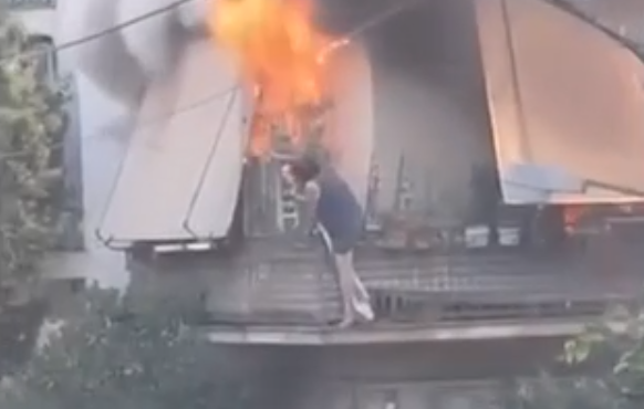 φωτιά-στην-καλλιθέα-η-στιγμή-που-πολίτ-564313201