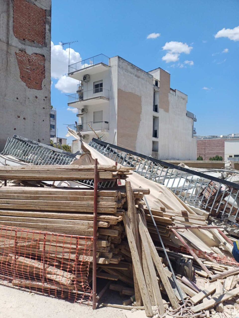 Πετράλωνα: Κατέρρευσε πολυκατοικία στην οδό Αλκμήνης-4