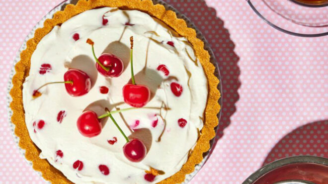 τάρτα-frozen-yogurt-με-κεράσια-564302479