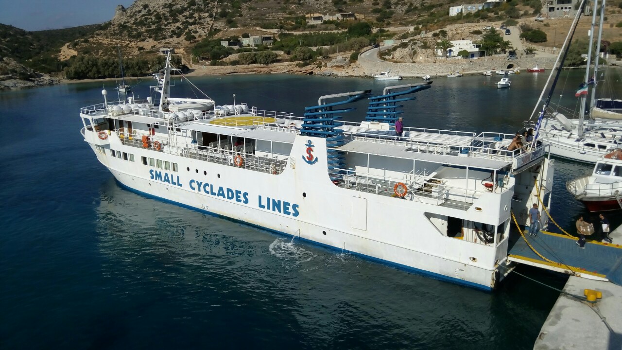 Οι Μικρές Κυκλάδες αποχαιρέτισαν τον Γιάννη Σκοπελίτη με λαούτα και βιολιά-1