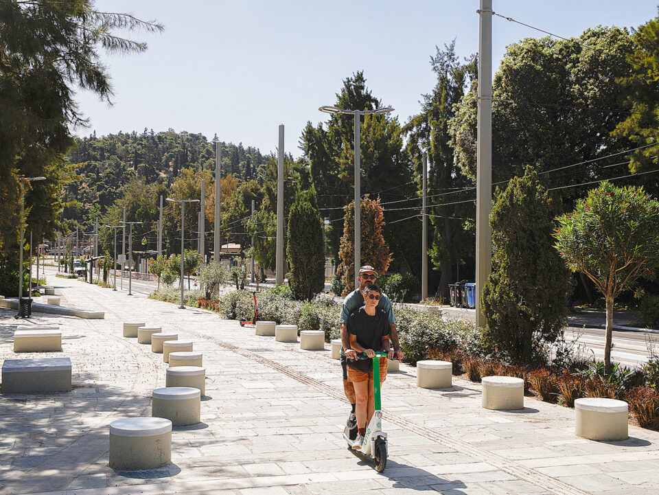 Ποιος κάθεται σε αυτά τα παγκάκια;-2