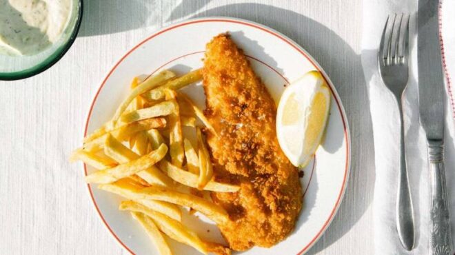 το-κλασικό-fish-chips-με-σπιτική-σάλτσα-ταρτά-564259360