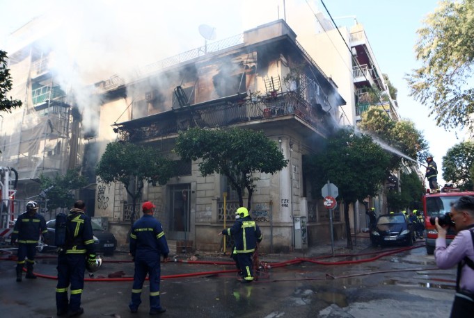 Δύο τραυματίες από την πυρκαγιά στο διώροφο κτίριο στην Καλλιθέα-1