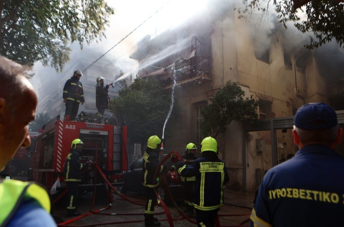 Δύο τραυματίες από την πυρκαγιά στο διώροφο κτίριο στην Καλλιθέα-2