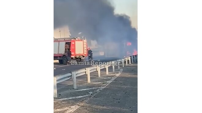 λαμία-φορτηγό-ανατράπηκε-και-τυλίχθη-564275494
