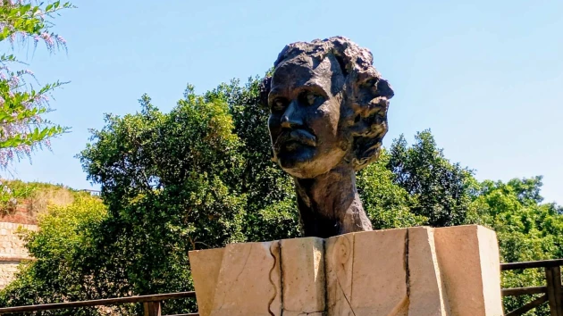 ηράκλειο-ξανά-στη-θέση-της-η-προτομή-το-564304609