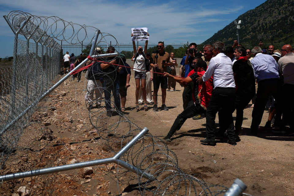 Αλβανία: Νέες κινητοποιήσεις για τα σχέδια Κούσνερ – Διαδηλωτές γκρέμισαν φράχτες εργοταξίων-2