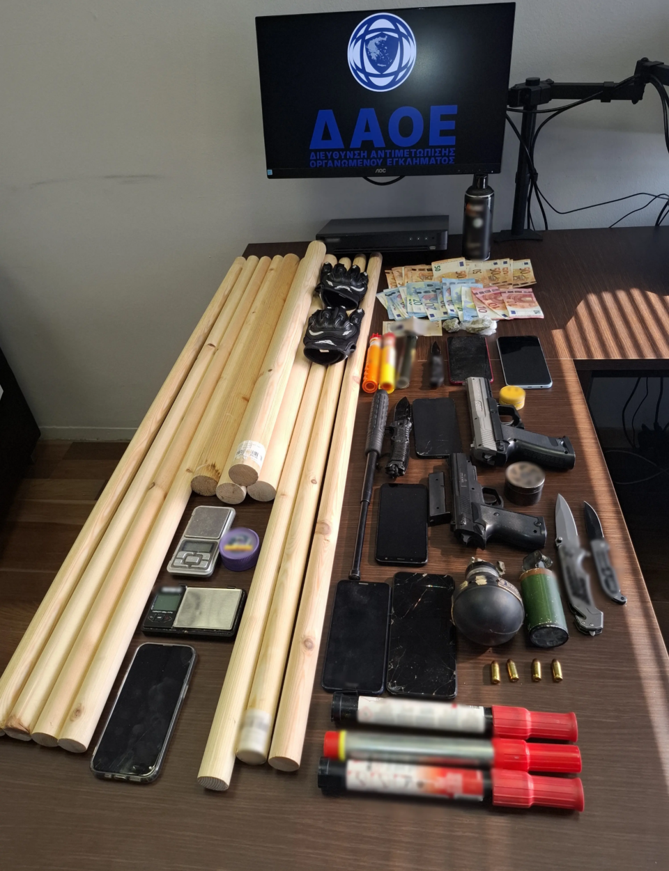 Συλλήψεις χούλιγκαν: Εκβιασμοί, εμπρησμοί και διακίνηση ναρκωτικών σε σχολεία-2