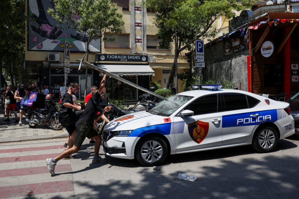 Αλβανία: Επεισόδια έξω από το κοινοβούλιο – Διαδηλωτές πέταξαν αυγά σε αστυνομικούς και βουλευτές-2
