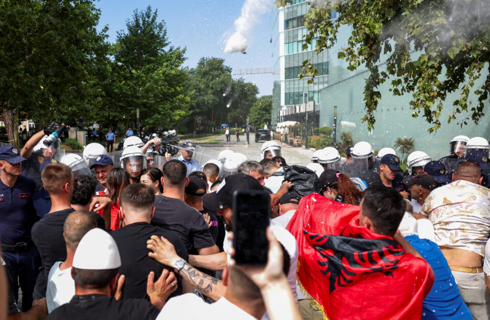 Αλβανία: Επεισόδια έξω από το κοινοβούλιο – Διαδηλωτές πέταξαν αυγά σε αστυνομικούς και βουλευτές-1