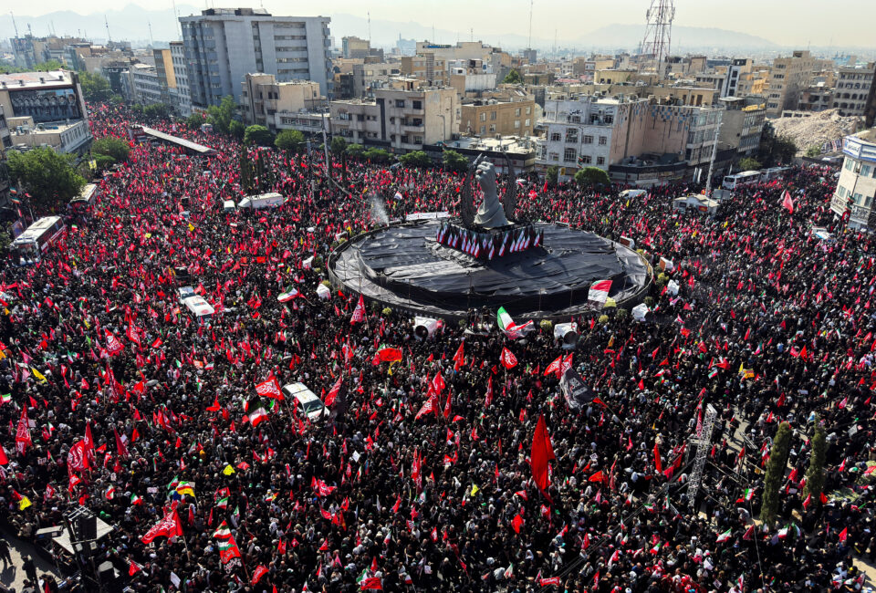 Iράν: Ξεκίνησε η κηδεία του Αλί Χαμενεΐ – Αφαντος ο Μοτζτάμπα-1