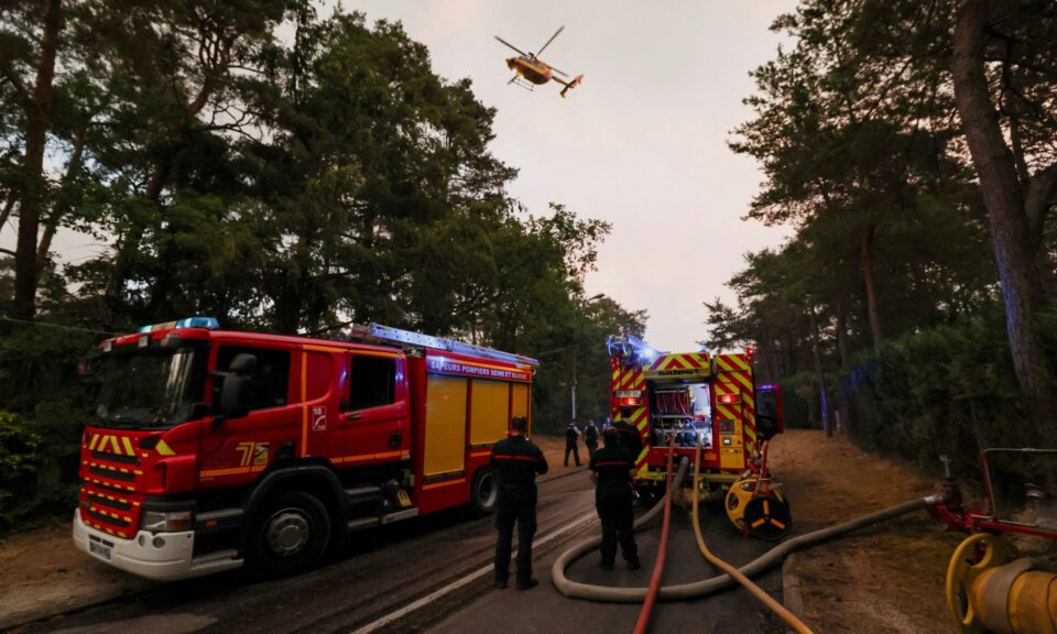 Γαλλία: Συνεχίζεται η μάχη με τις φλόγες στο Φοντενεμπλό – Δύο συλλήψεις για εμπρησμό-1