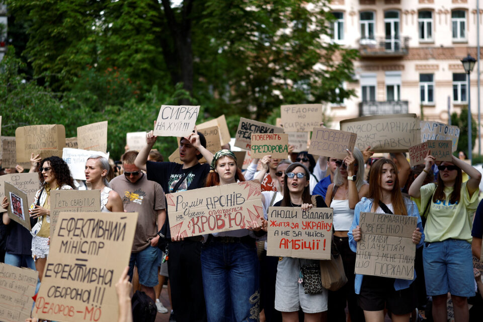 Ουκρανία: Τρίτη μέρα διαδηλώσεων κατά της αποπομπής του υπ. Αμυνας από τον Ζελένσκι-3