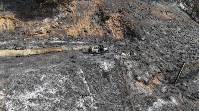 μάχη-με-τις-φλόγες-στη-σικελία-εκκεν-564359953