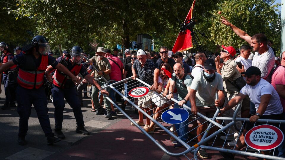 Αλβανία: Νέα διαδήλωση κατά του πολυτελούς θέρετρου του Κούσνερ – Επεισόδια έξω από τη Βουλή-2