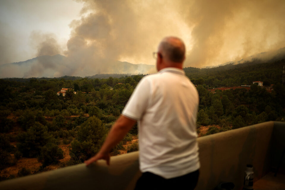 «Δαβίδ εναντίον Γολιάθ»: Αγωνία για τα πύρινα μέτωπα σε Γαλλία και Ισπανία-3