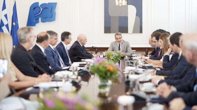 δωρεά-τραπεζών-για-ανακαίνιση-των-αει-564352954