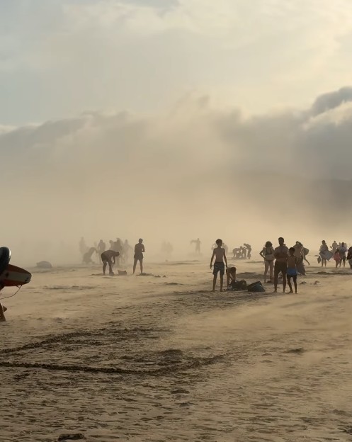Σκηνικό “Dune” στις γαλλικές ακτές: Σύννεφο «κατάπιε» εκατοντάδες λουόμενους-1