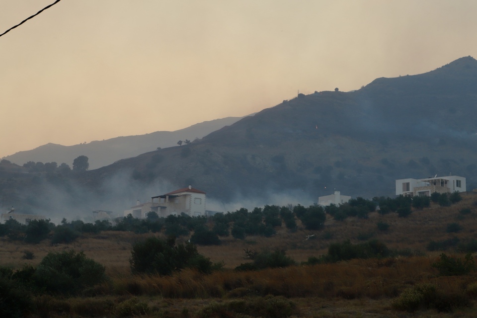 Καπνός από φωτιά που καίει χαμηλή βλάστηση στην Κρύα Βρύση Ρεθύμνου (ΑΠΕ-ΜΠΕ/ΝΙΚΟΣ ΧΑΛΚΙΑΔΑΚΗΣ)