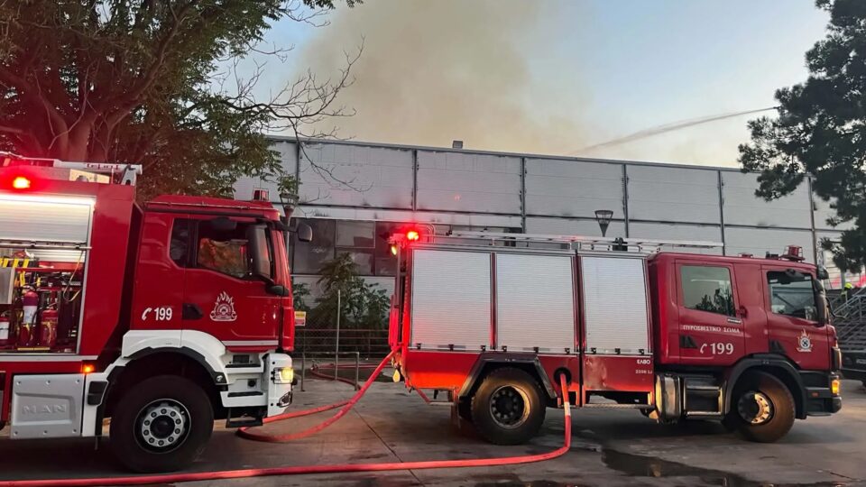 Φωτιά στο παλιό κτίριο του Μπάντμιντον στο Πάρκο Γουδή – Ηχησε το 112-9