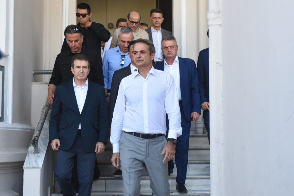 Θεσσαλονίκη: Στο «Ιπποκράτειο» ο Κυριάκος Μητσοτάκης, δίπλα στους τραυματίες της εμπρηστικής επίθεσης-1