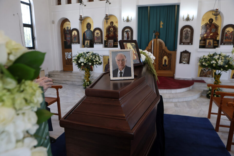 Το τελευταίο αντίο στον Βασίλη Λεβέντη – Εικόνες-3
