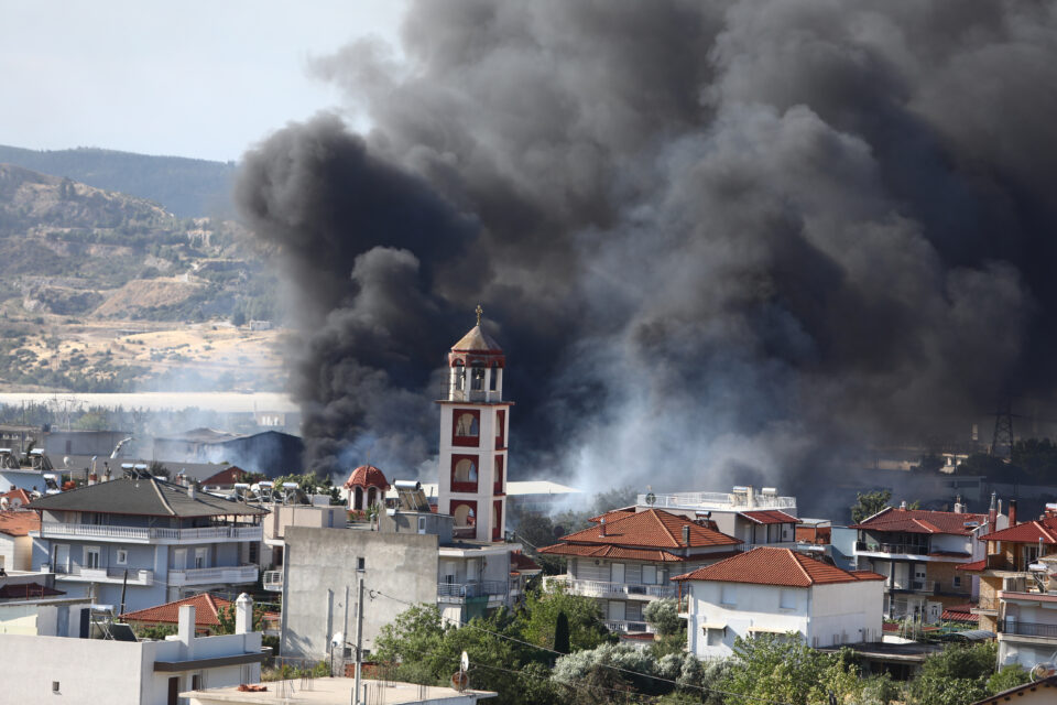 Φωτιά στο Ωραιόκαστρο: Οι οδηγίες των ειδικών για το τοξικό νέφος στη Θεσσαλονίκη-1