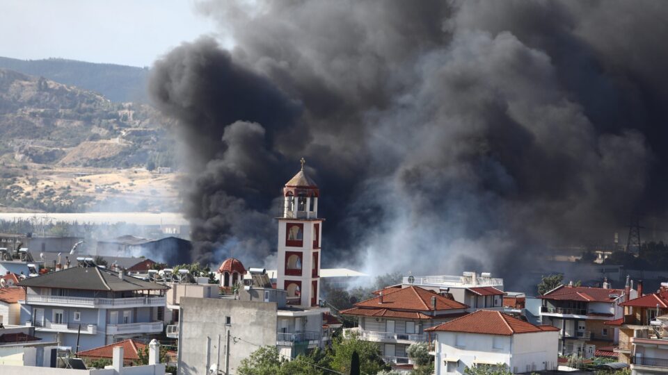 Οριοθετήθηκε η πυρκαγιά στο Ωραιόκαστρο – Δύσκολη επιχείρηση στο εργοστάσιο ανακύκλωσης-2
